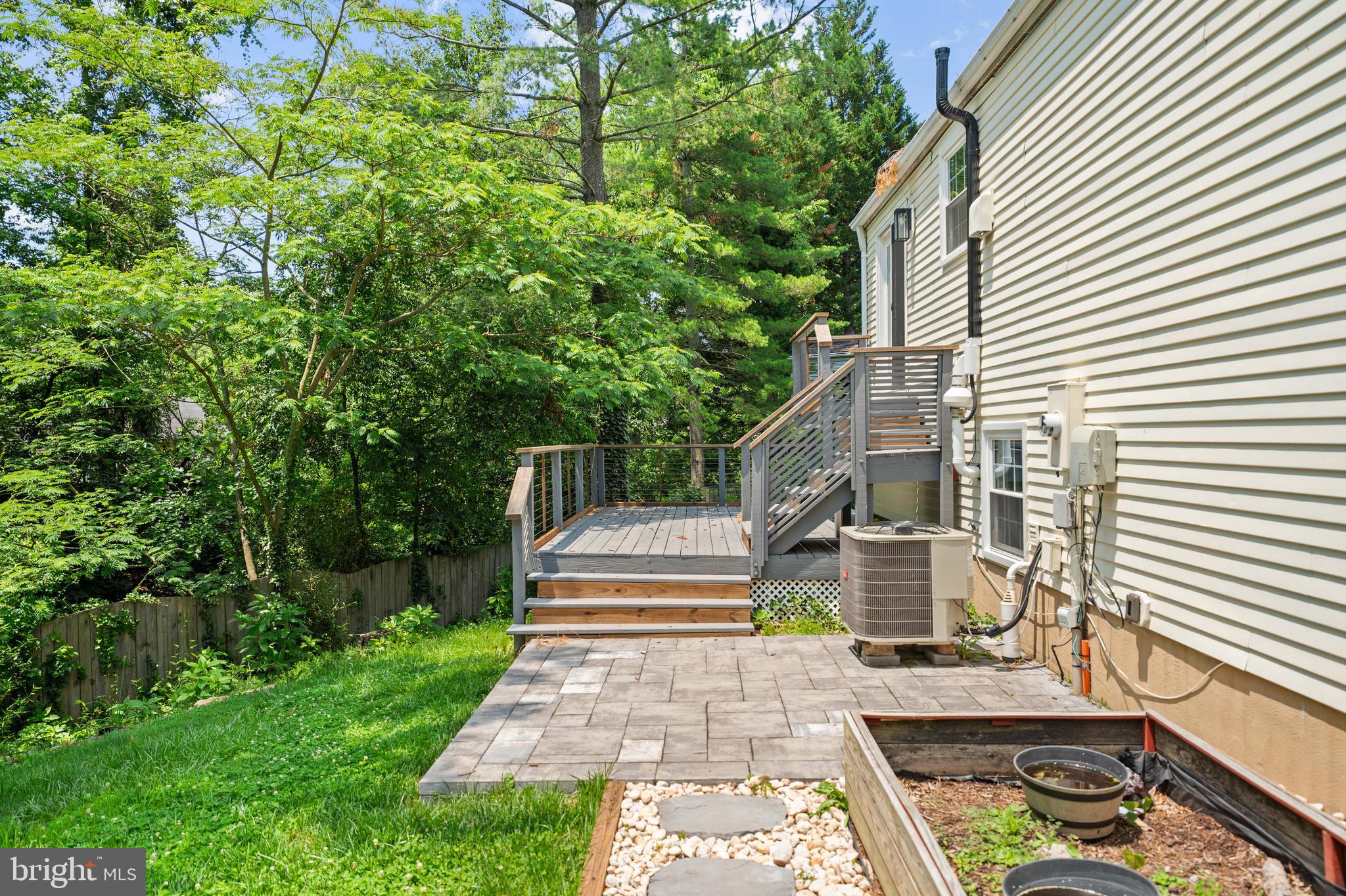 7012 VANTAGE DRIVE