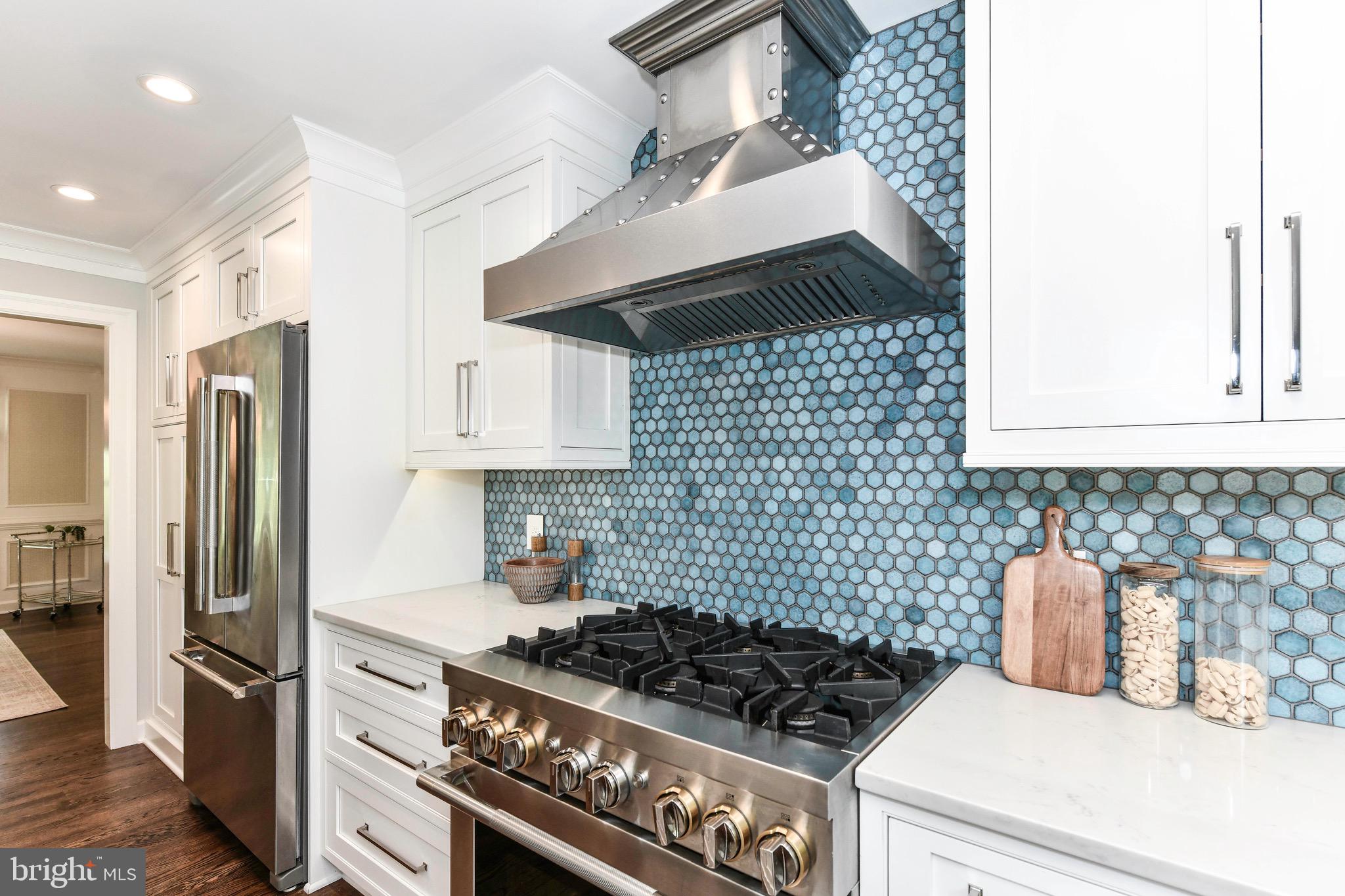 810 HICKORY VALE LANE