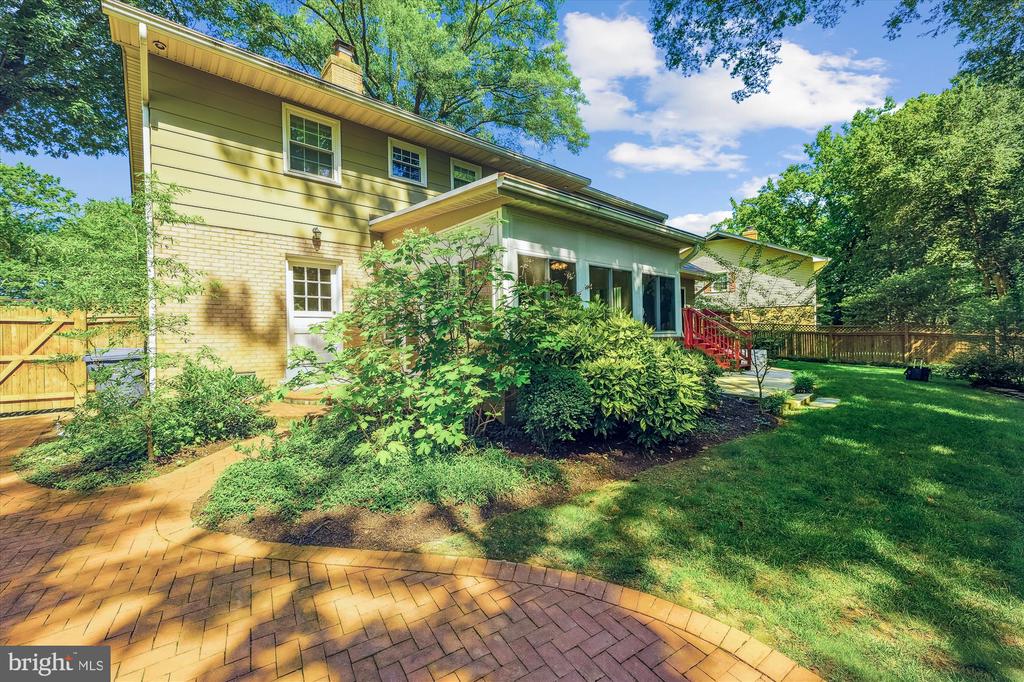 8407 BREWSTER DRIVE