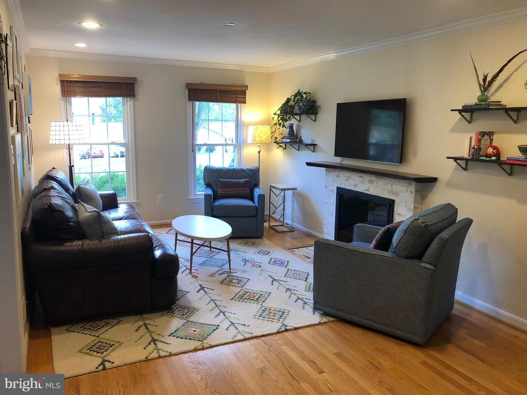 9811 MEADOW KNOLL COURT