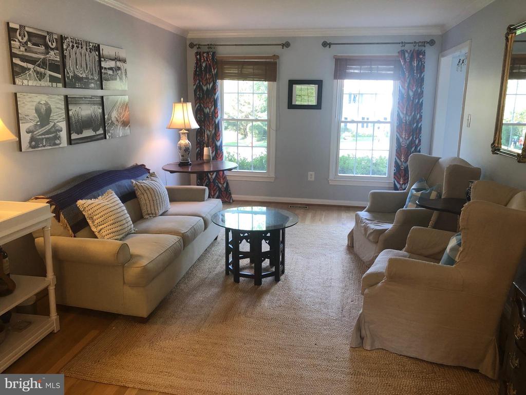 9811 MEADOW KNOLL COURT