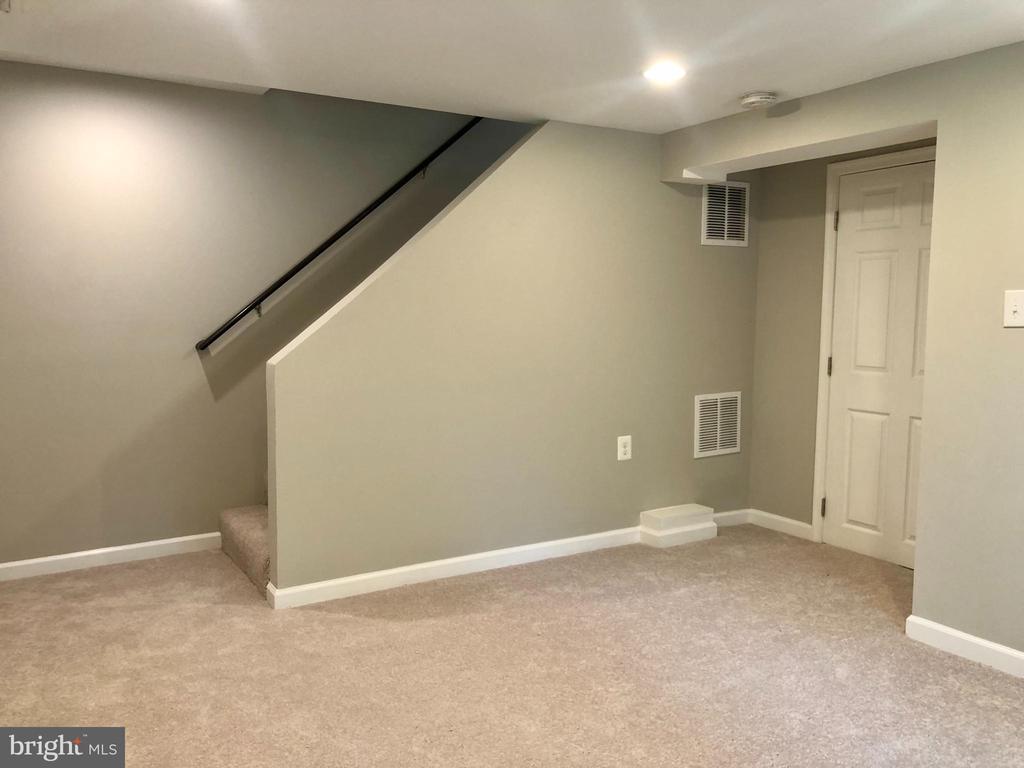 5929 EDGEHILL COURT
