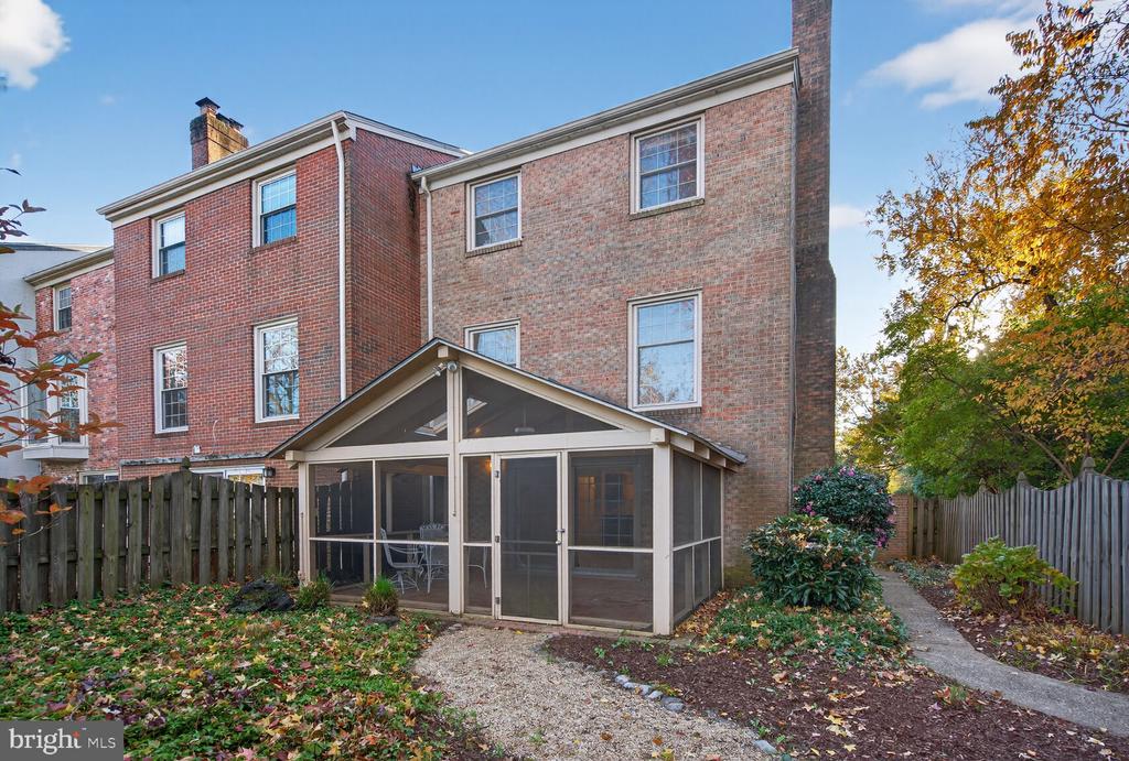 153 EAST STREET NE