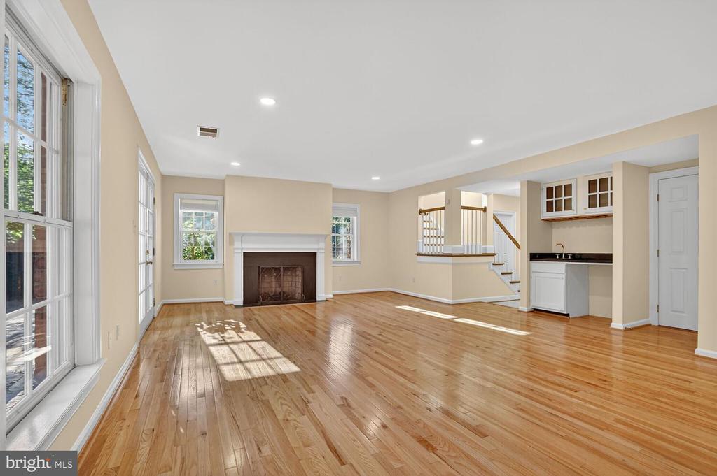 2053 MAYFAIR MCLEAN COURT