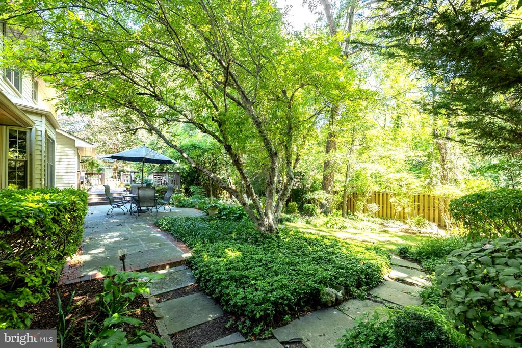 2716 GLENCROFT ROAD