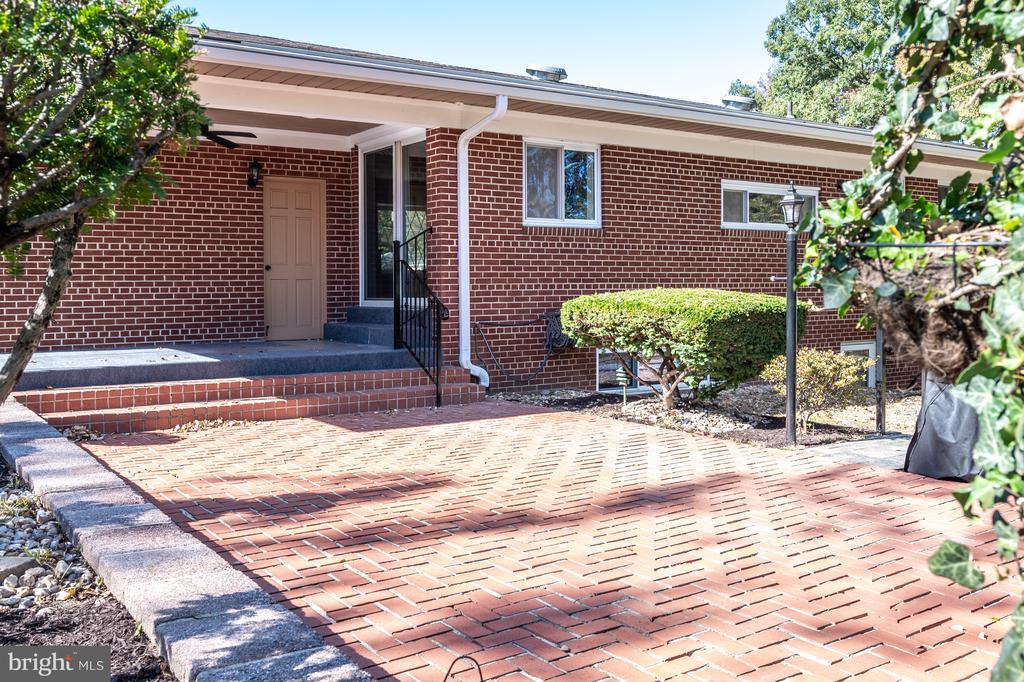 8917 LINTON LANE