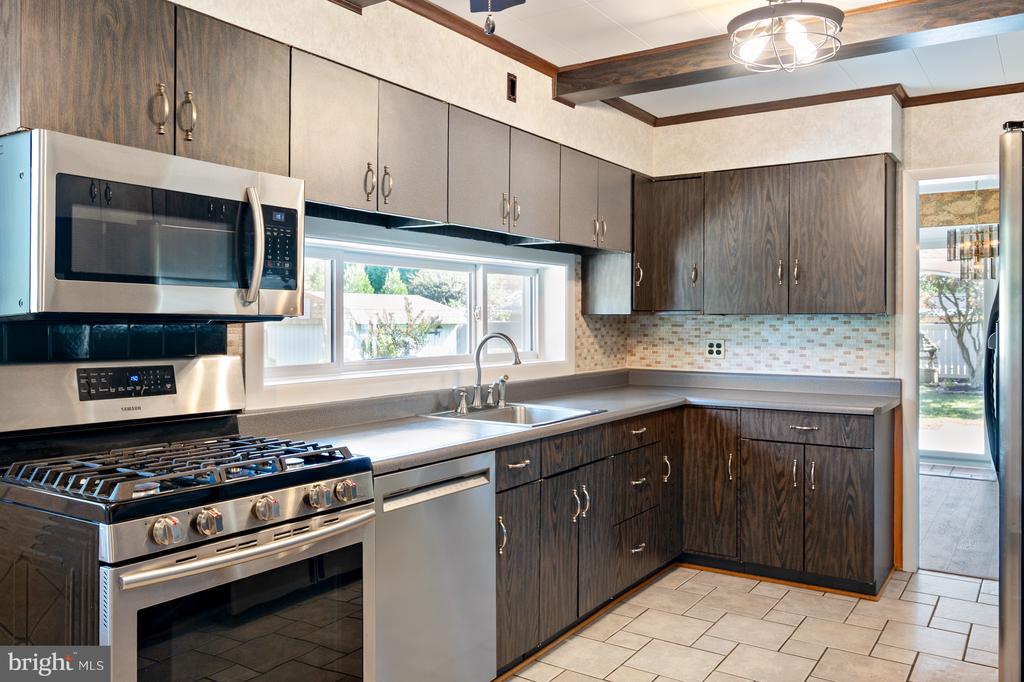 8917 LINTON LANE