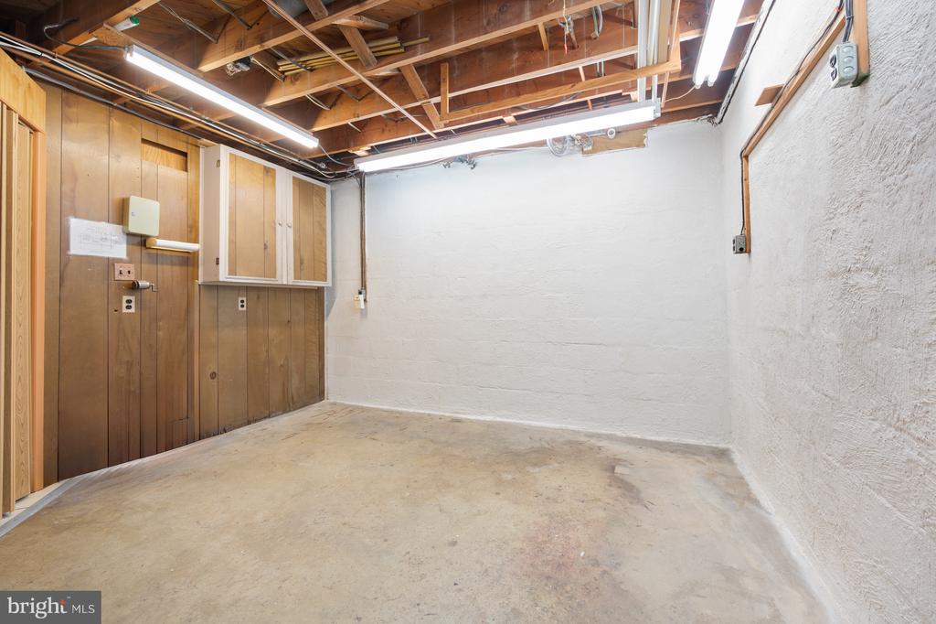 8917 LINTON LANE