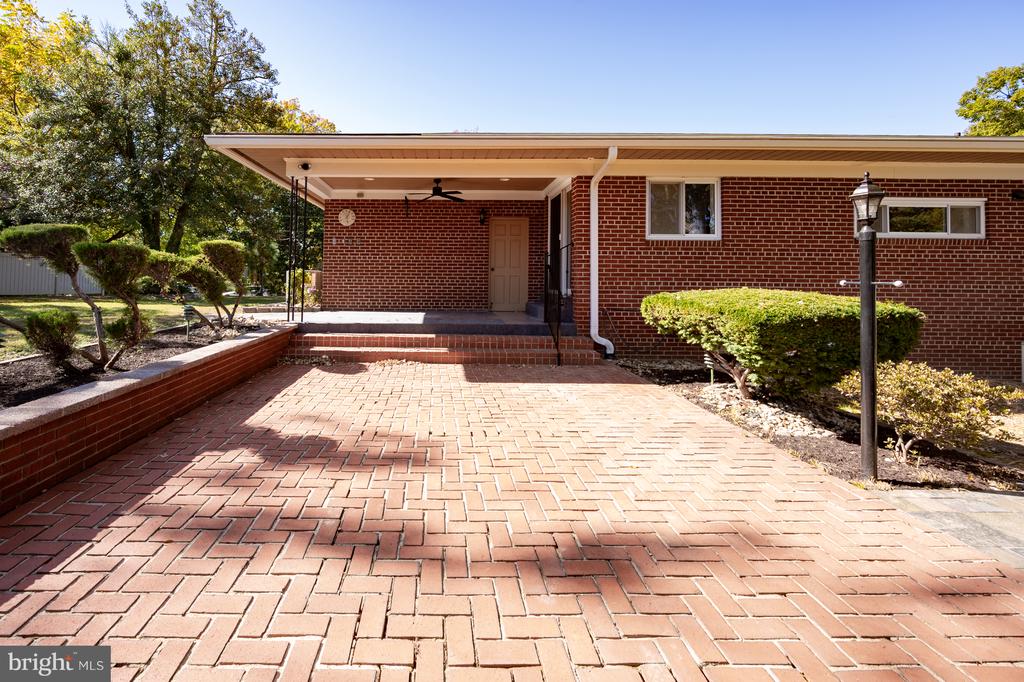 8917 LINTON LANE