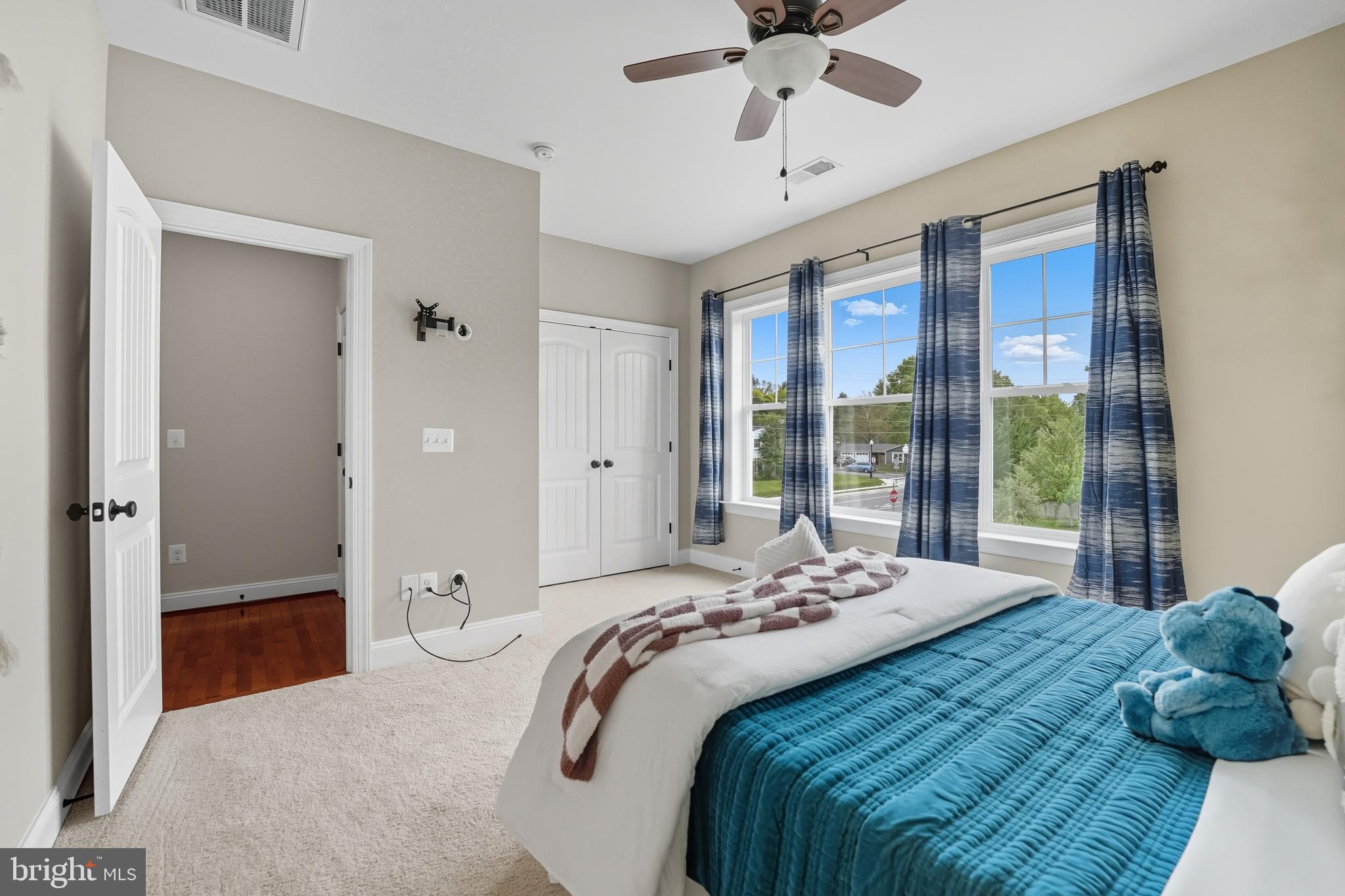 100 HEGLAR OAKS COURT