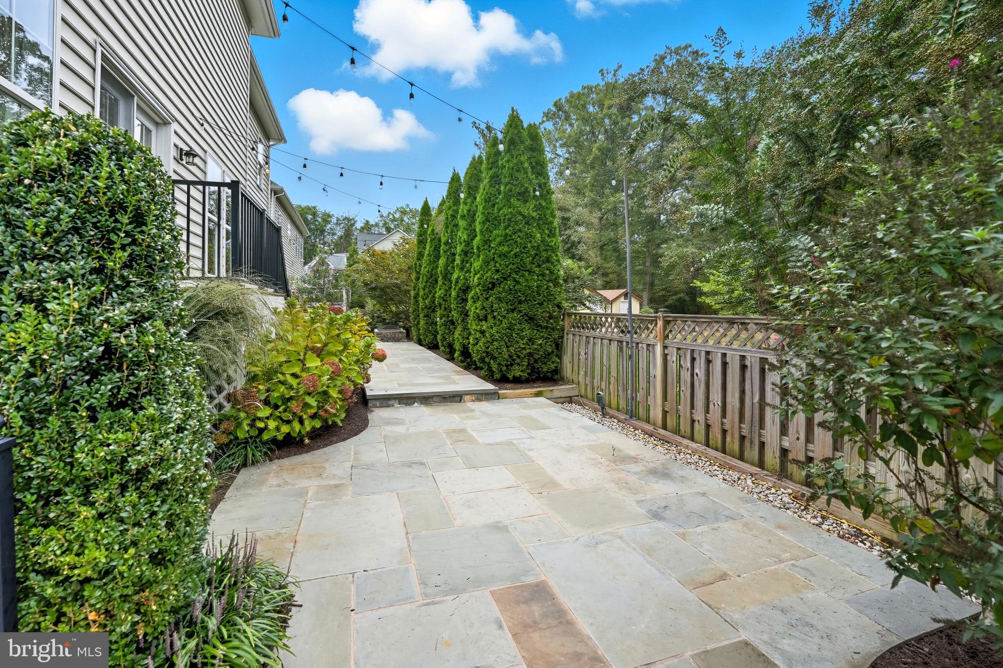 100 HEGLAR OAKS COURT