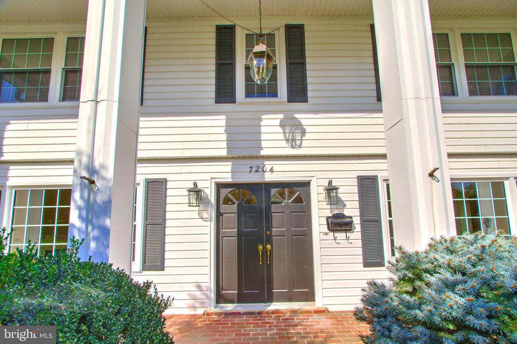 7204 REGENT DRIVE
