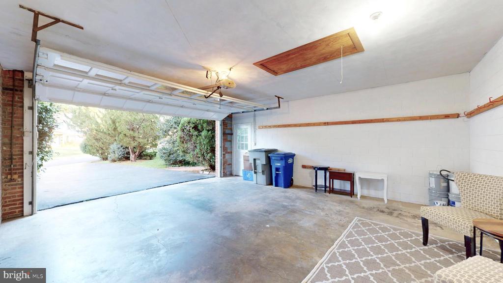 7204 REGENT DRIVE