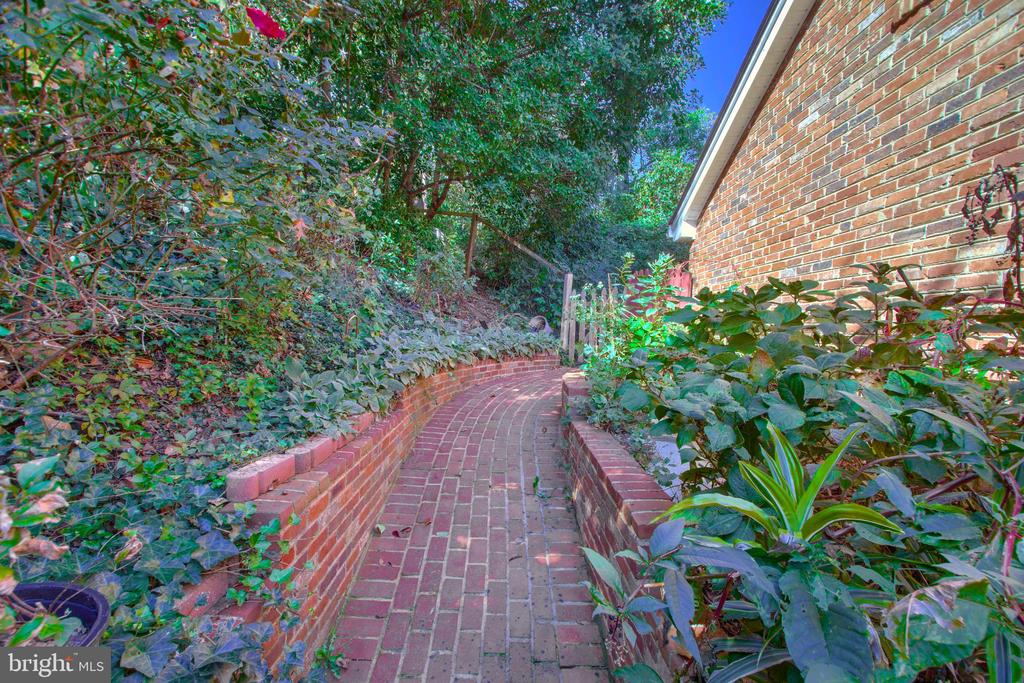 7204 REGENT DRIVE
