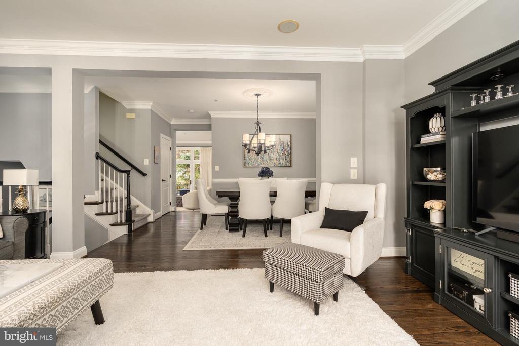 7486 CARRIAGE HILLS DRIVE