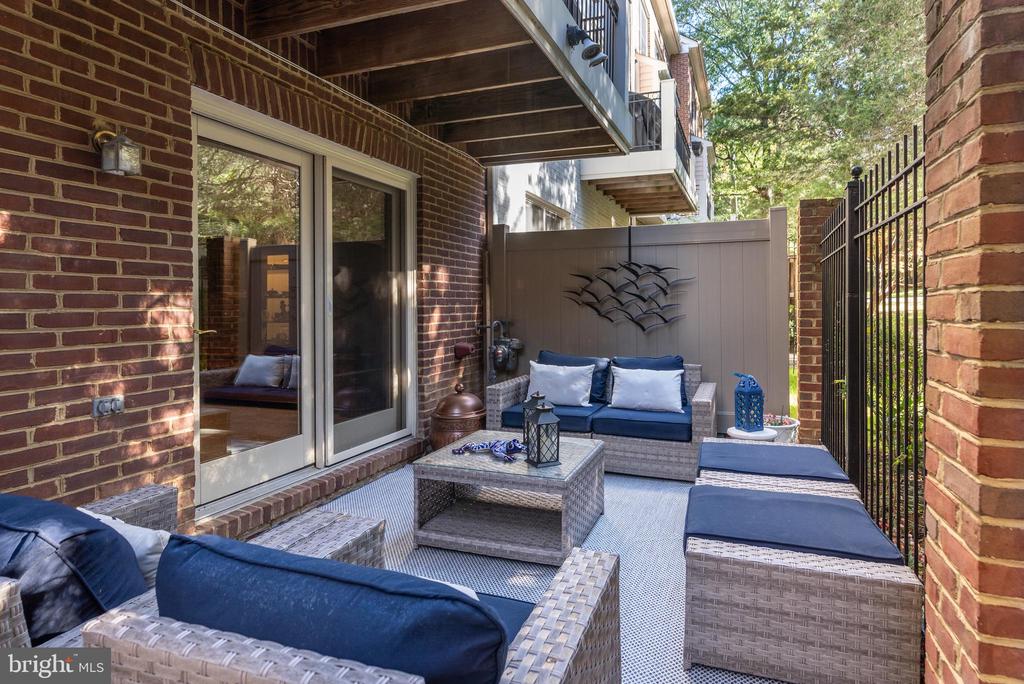 7486 CARRIAGE HILLS DRIVE