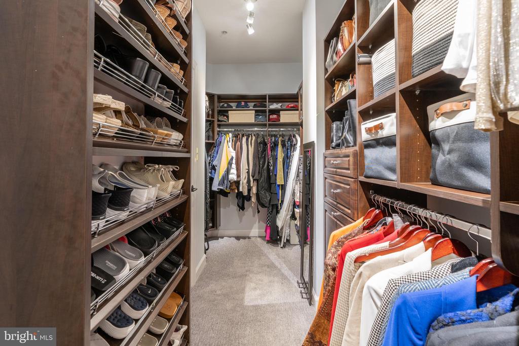 7486 CARRIAGE HILLS DRIVE