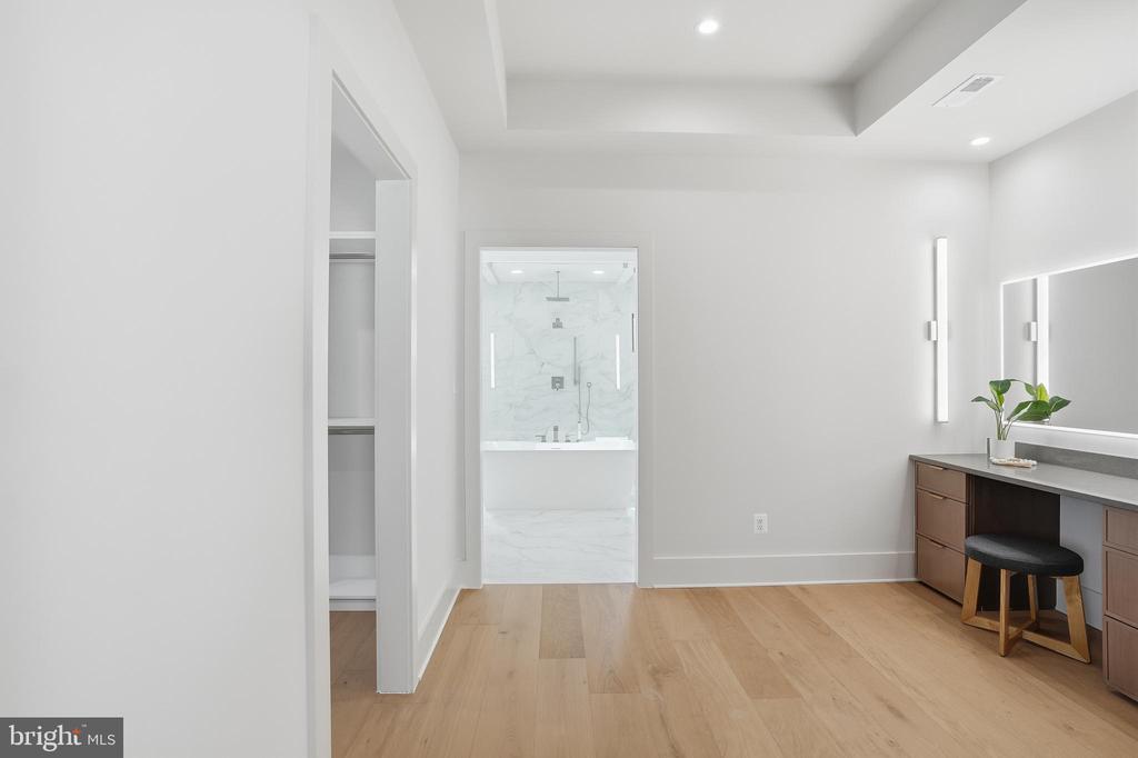 2107 GREENWICH STREET