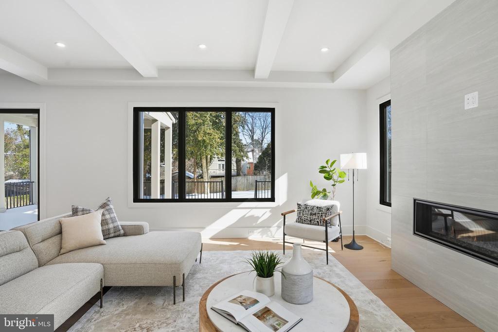 2107 GREENWICH STREET