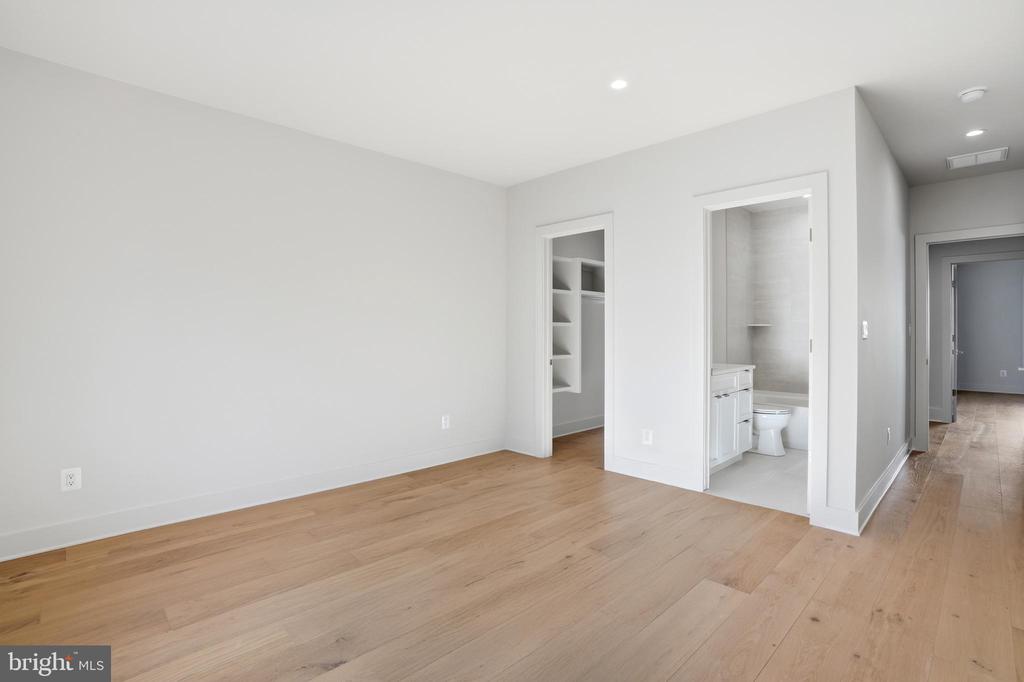 2107 GREENWICH STREET