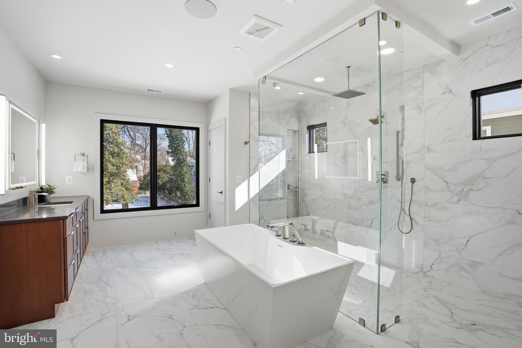 2107 GREENWICH STREET