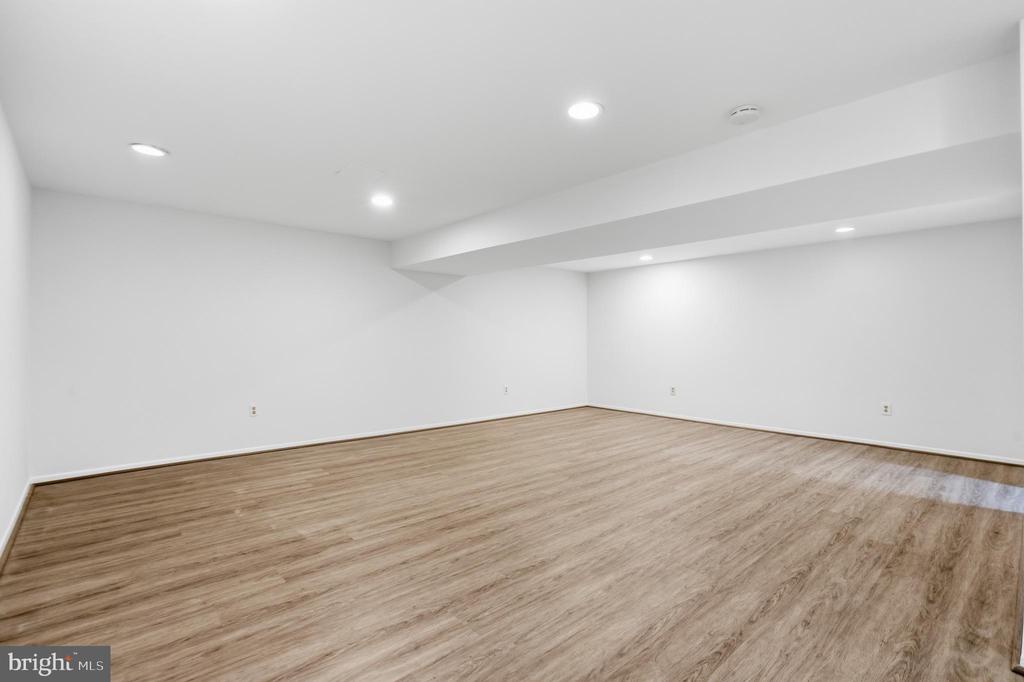 9516 WALLINGFORD DRIVE