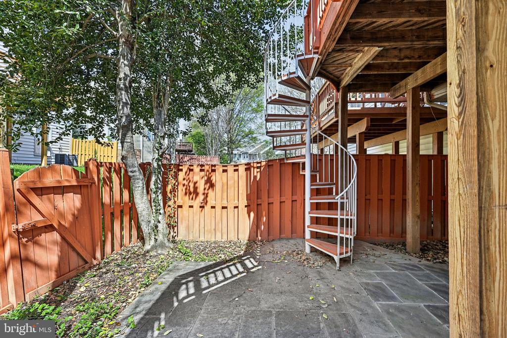 2746 PEMBSLY DRIVE