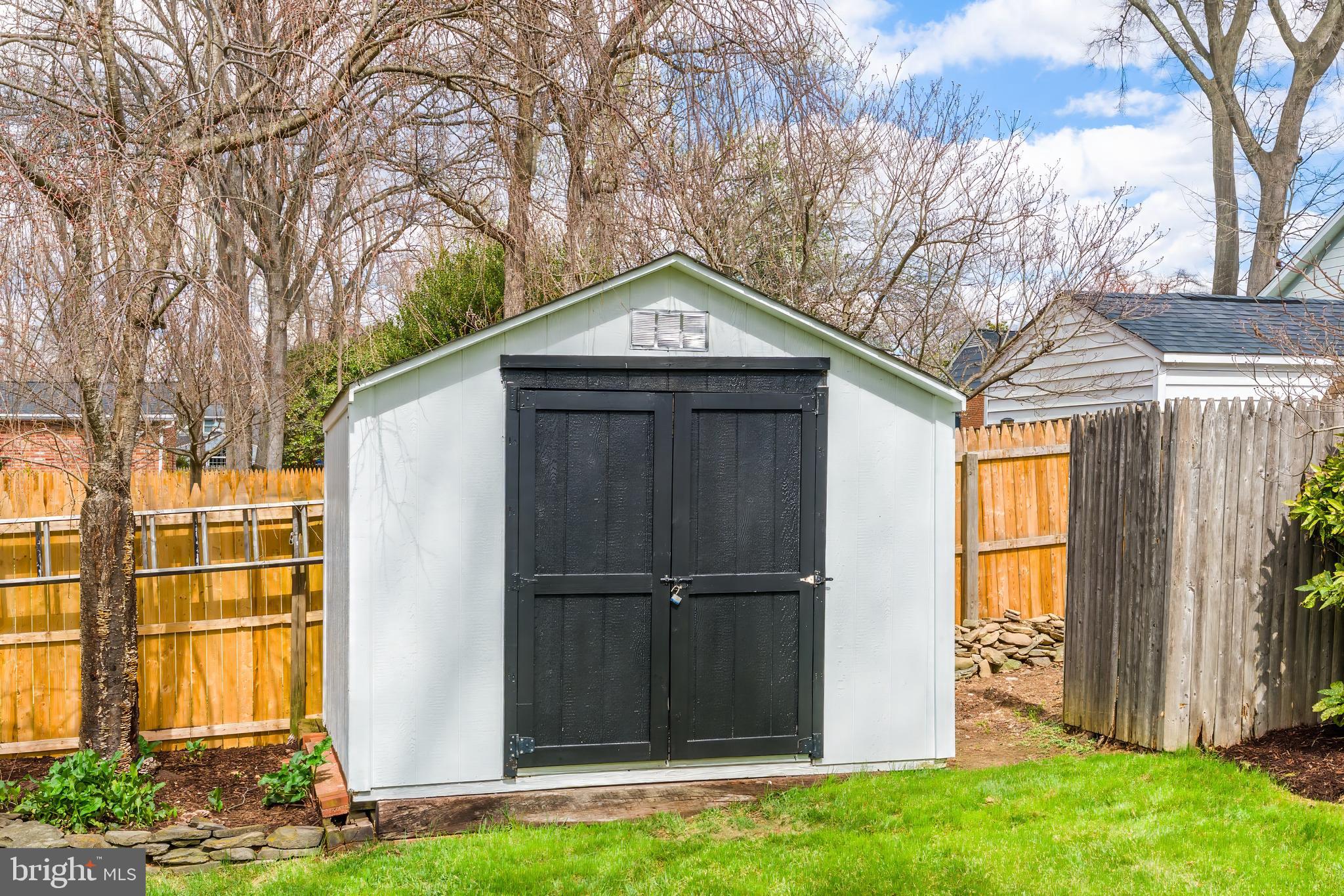 8511 STABLE DRIVE