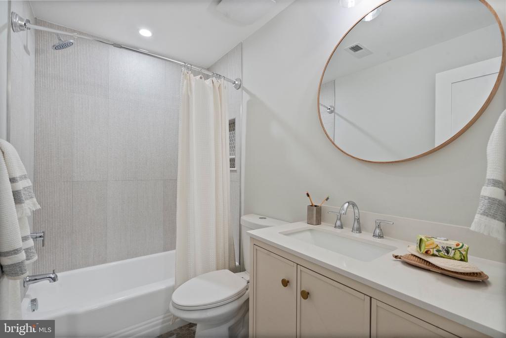 7204 REGENT