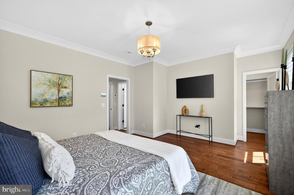 151 CENTER S 1