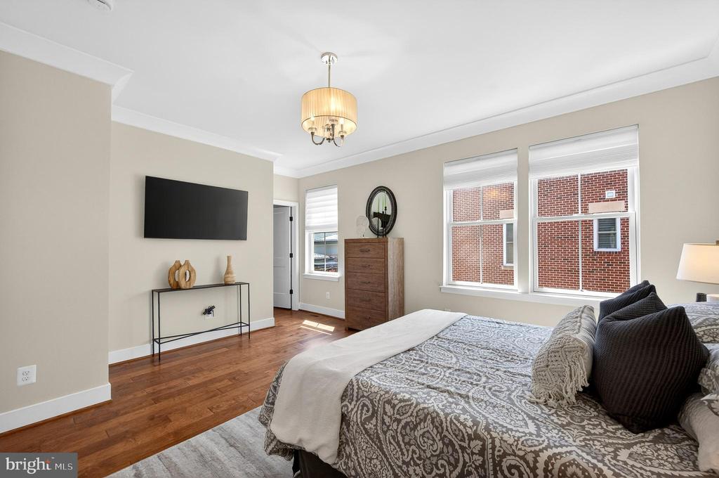 151 CENTER S 1