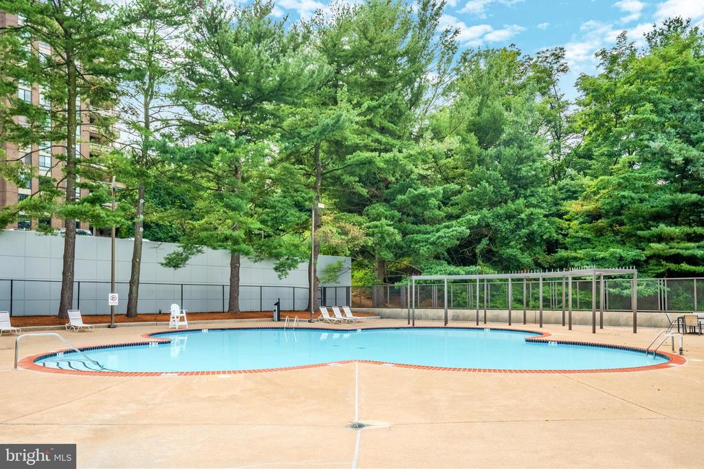 1800 OLD MEADOW ROAD Unit: 218
