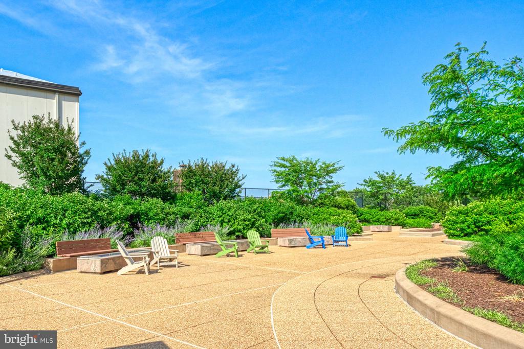 1800 OLD MEADOW ROAD Unit: 218