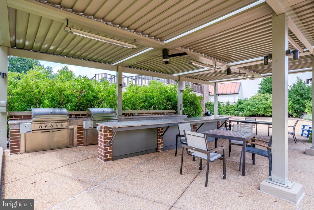 1800 OLD MEADOW ROAD Unit: 218