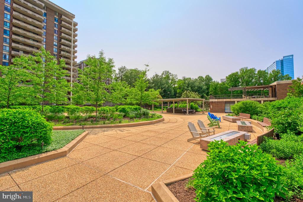 1800 OLD MEADOW ROAD Unit: 218