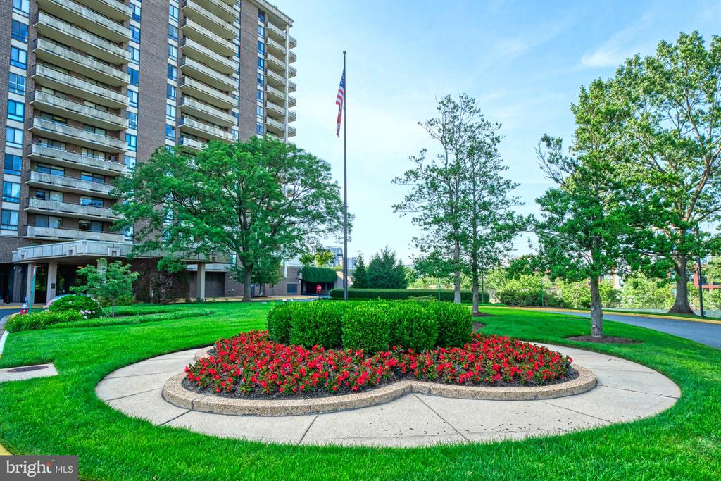 1800 OLD MEADOW ROAD Unit: 218