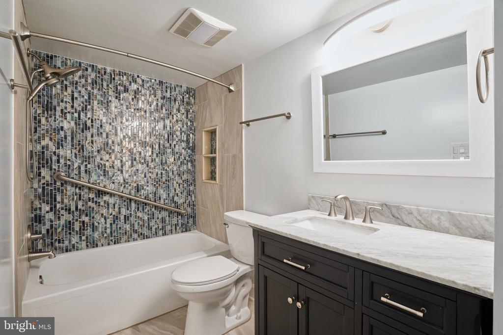 1800 OLD MEADOW ROAD Unit: 218