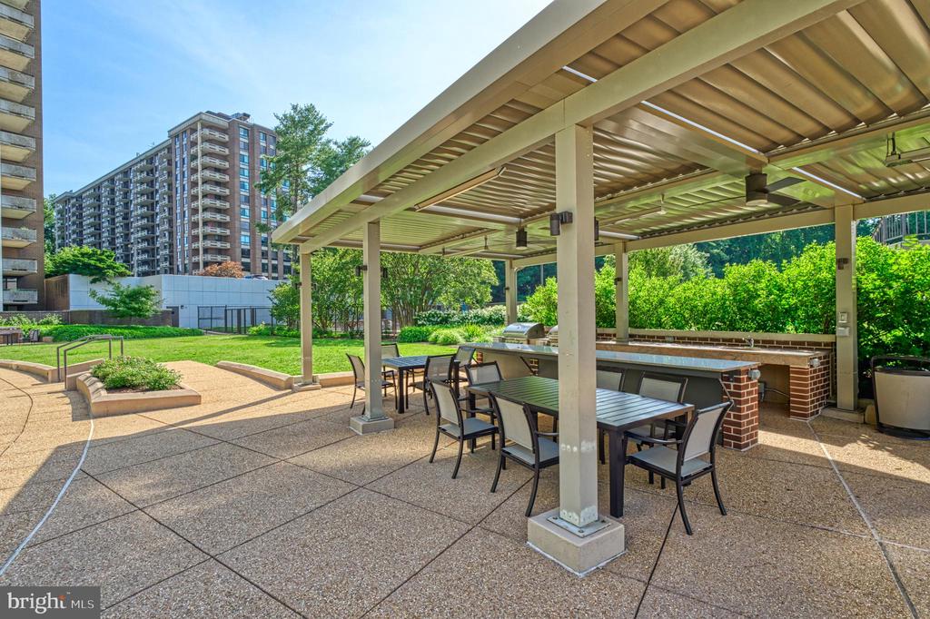 1800 OLD MEADOW ROAD Unit: 218