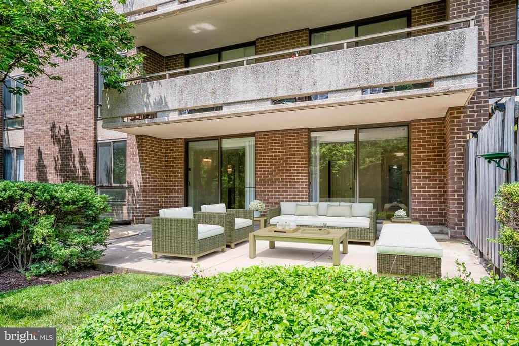 1800 OLD MEADOW ROAD Unit: 218