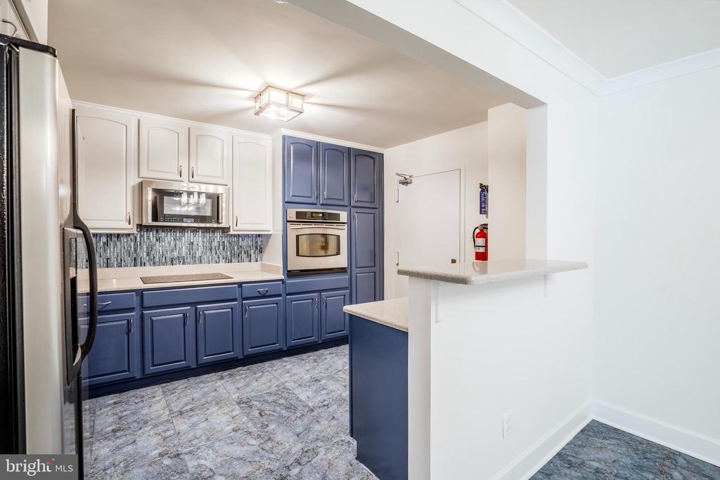 1800 OLD MEADOW ROAD Unit: 218