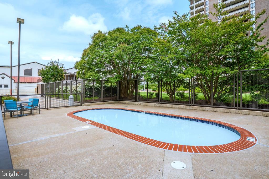 1800 OLD MEADOW ROAD Unit: 218