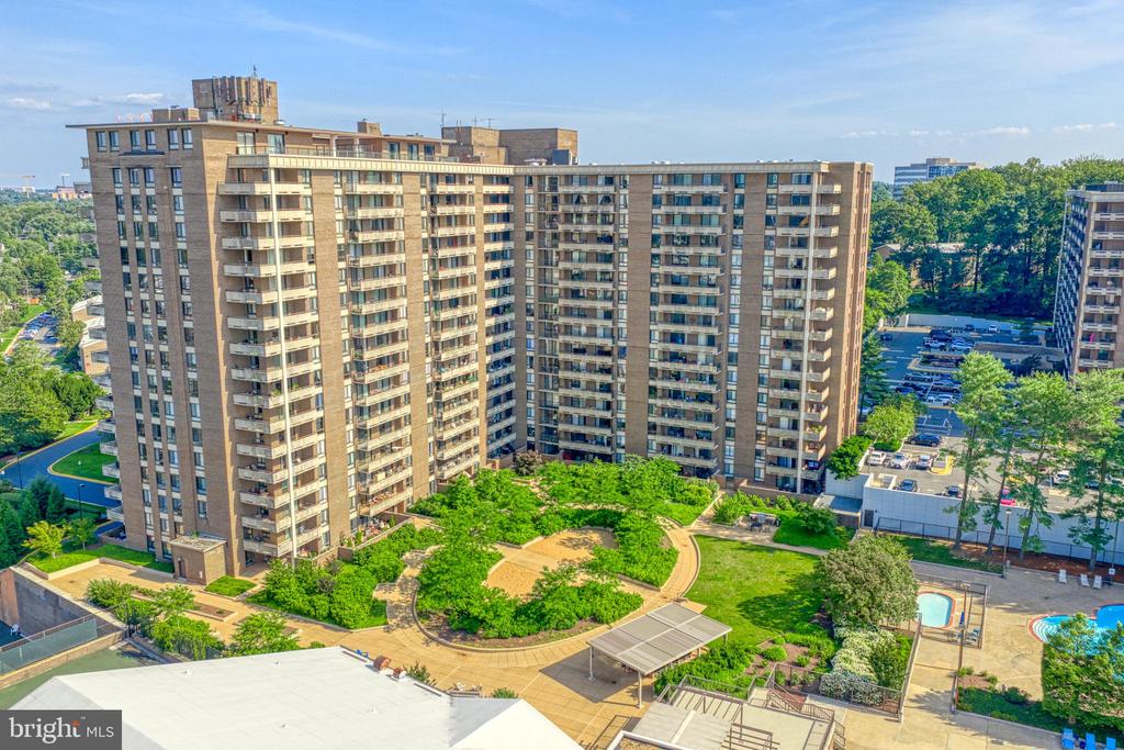 1800 OLD MEADOW ROAD Unit: 218