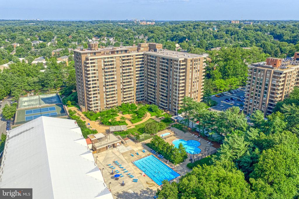 1800 OLD MEADOW ROAD Unit: 218