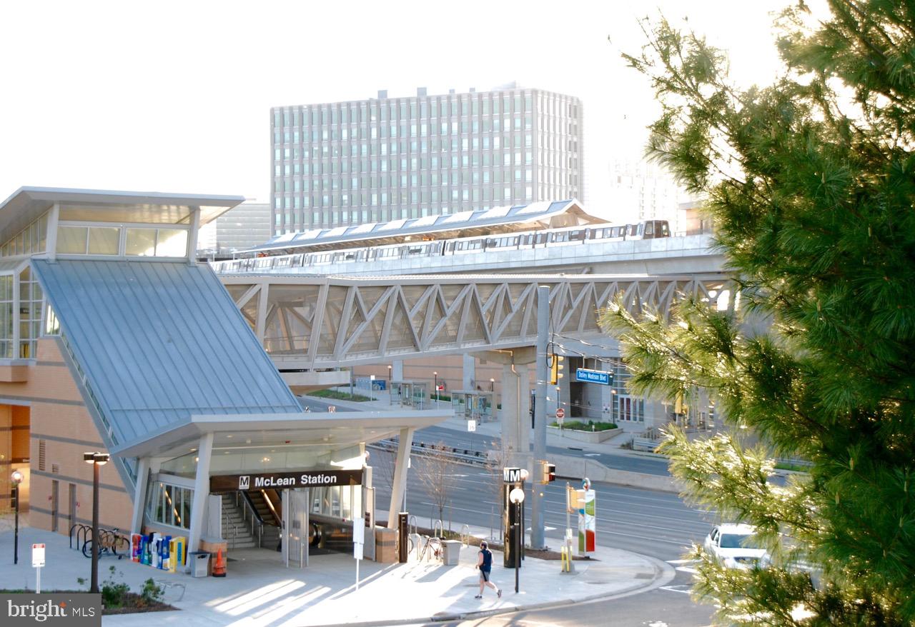 1800 OLD MEADOW ROAD 1006