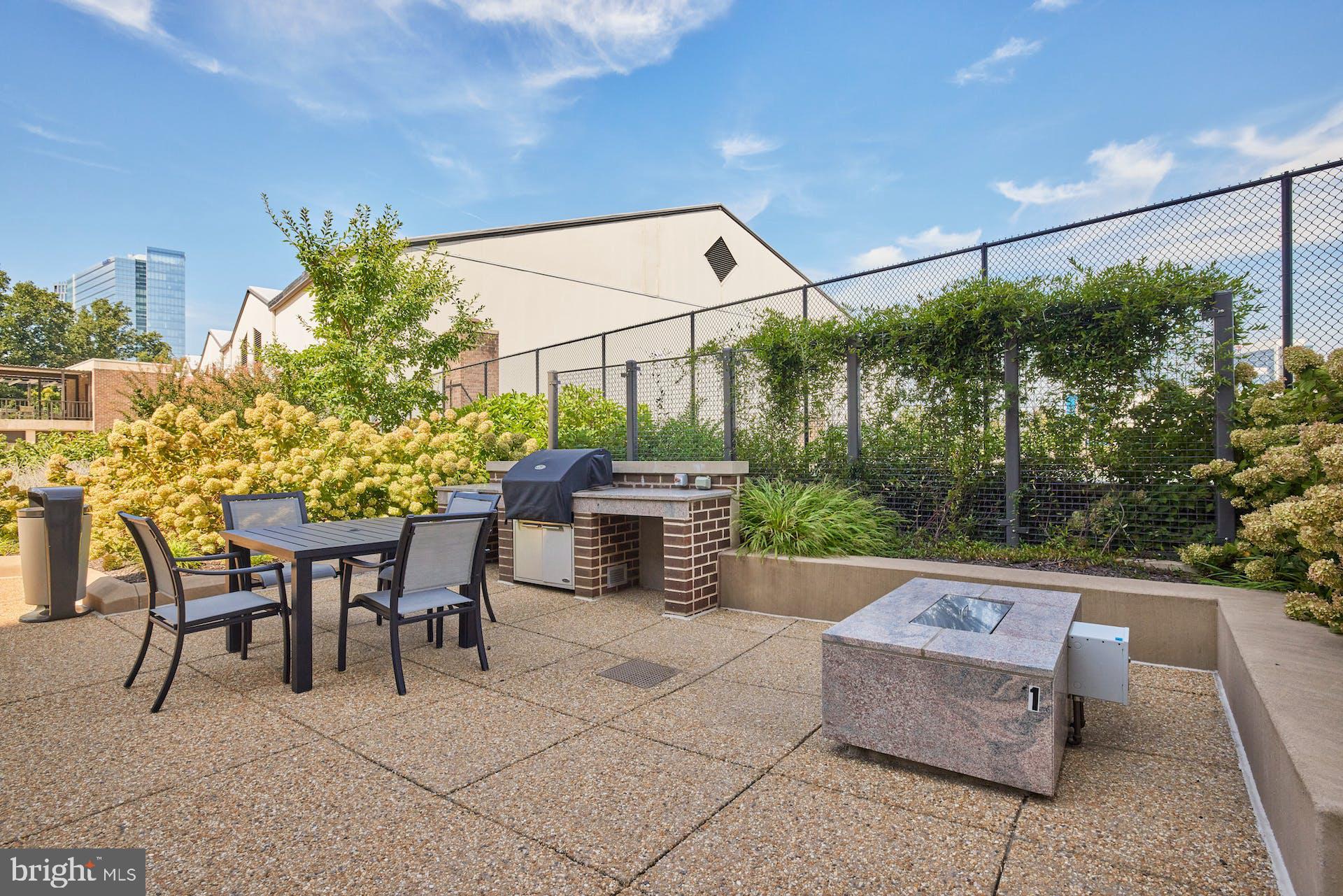 1800 OLD MEADOW ROAD 1006