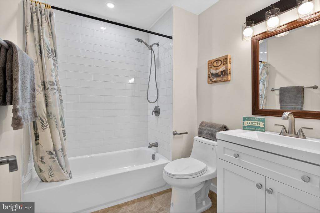 8426 GRENOBLE COURT