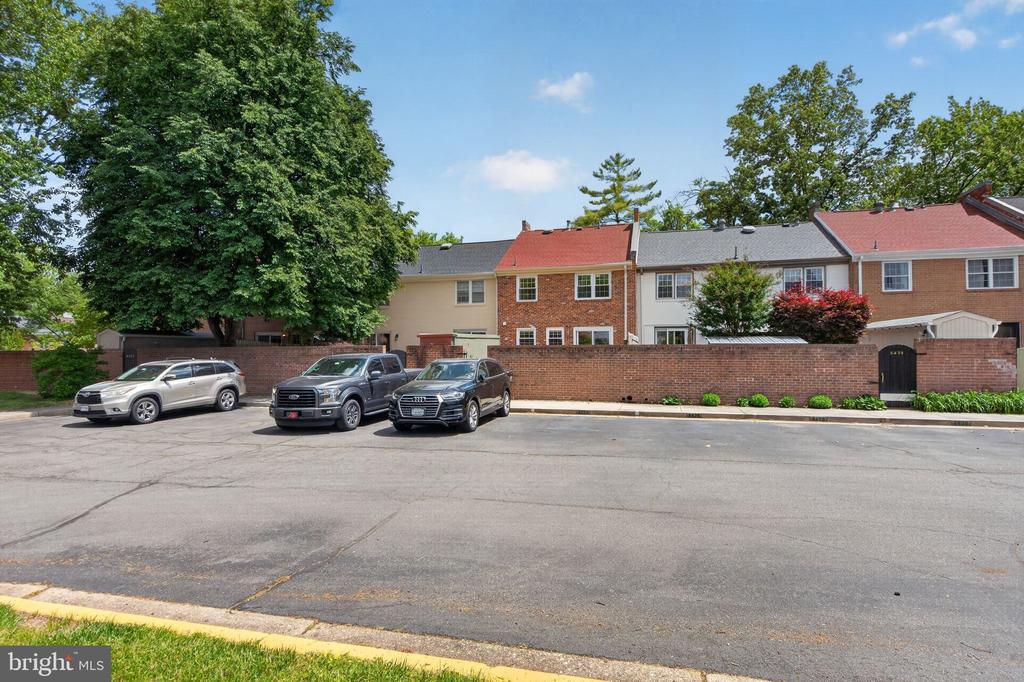 8426 GRENOBLE COURT