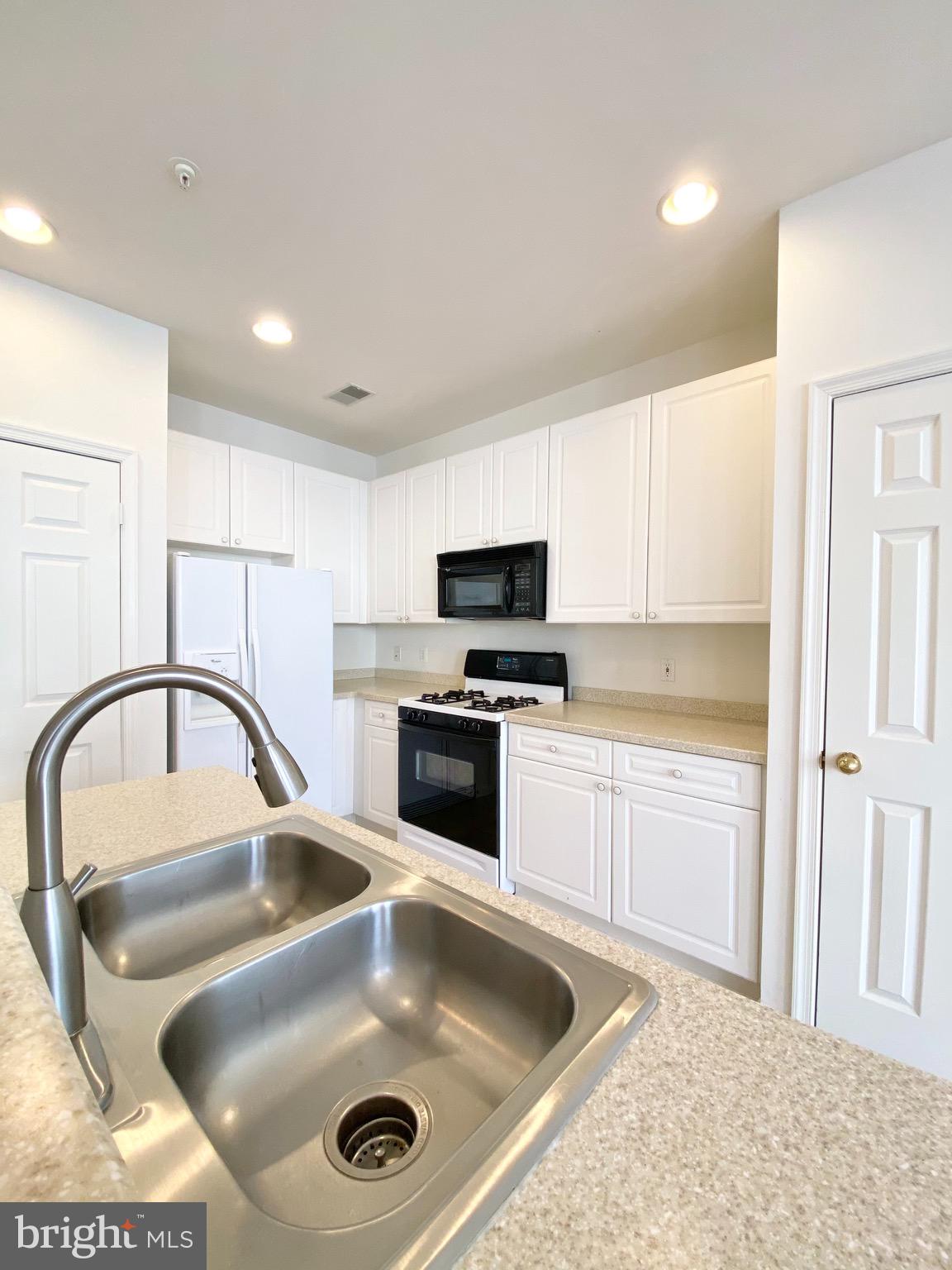 2663 MANHATTAN PLACE 304