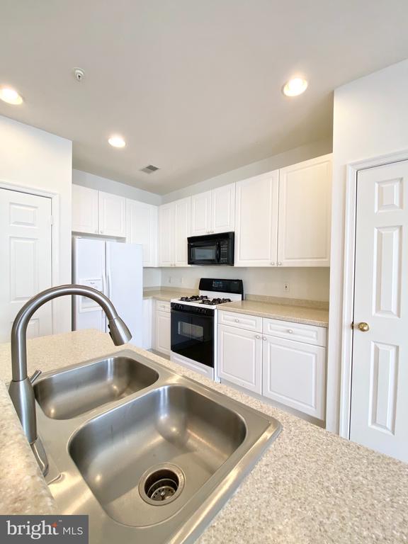 2663 MANHATTAN PLACE 304