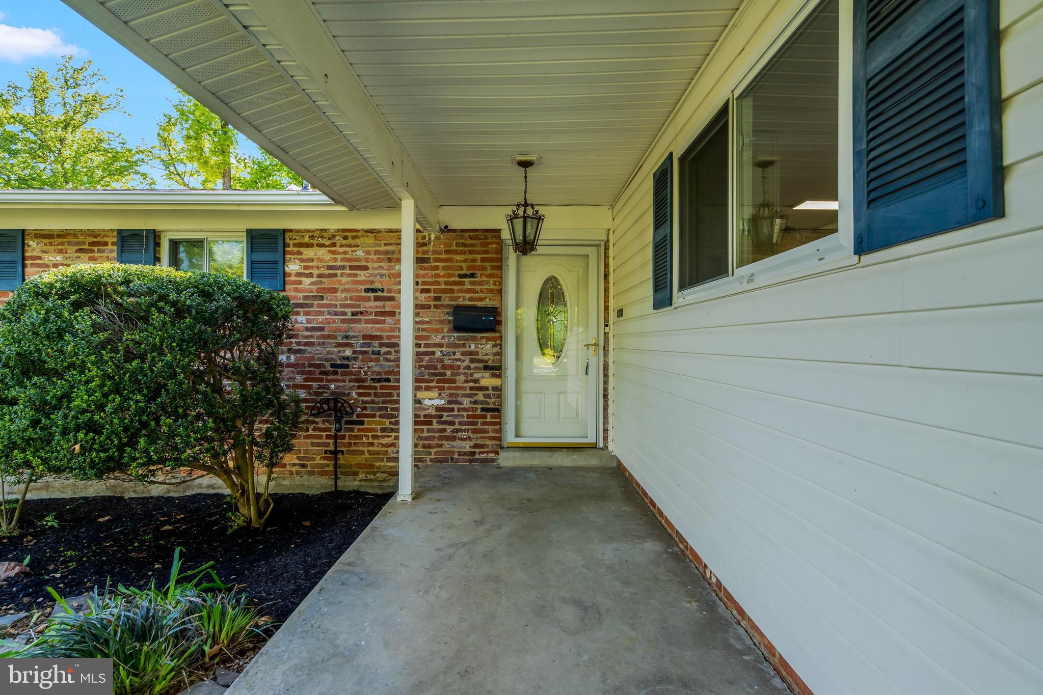 8909 VICTORIA ROAD